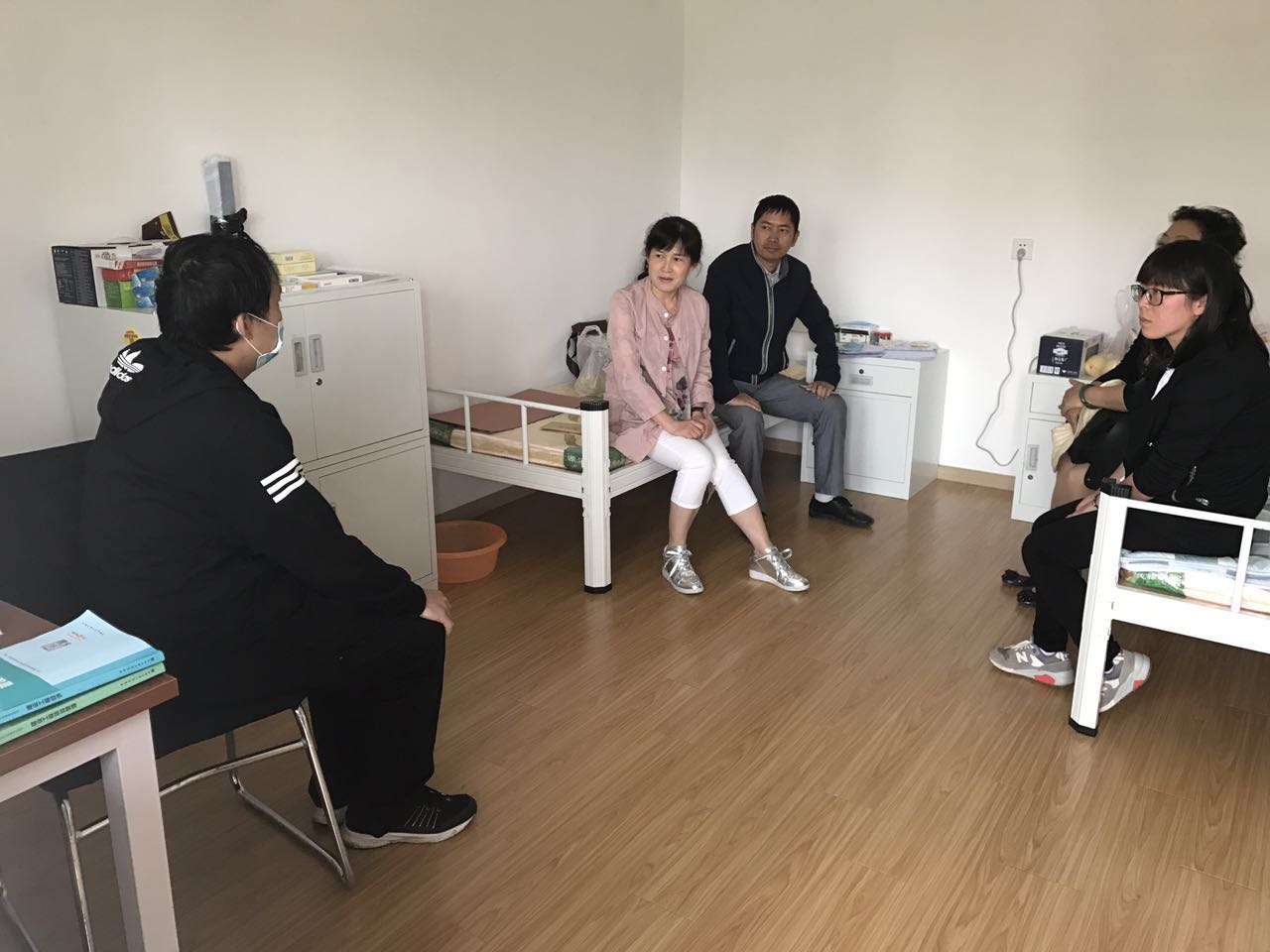 工會(huì)看望生病職工.JPG